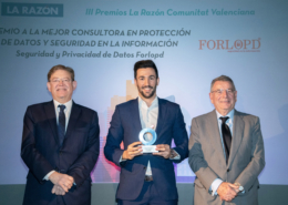 Mario Ramírez recogiendo el premio a la mejor consultora de protección de datos