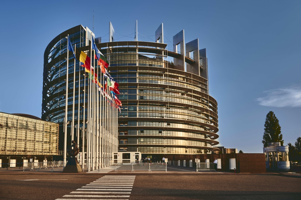 https://www.freepik.es/foto-gratis/edificio-parlamento-europeo-estrasburgo-francia-cielo-azul-claro-fondo_12304823.htm#query=parlamento%20europeo&position=0&from_view=search&track=ais