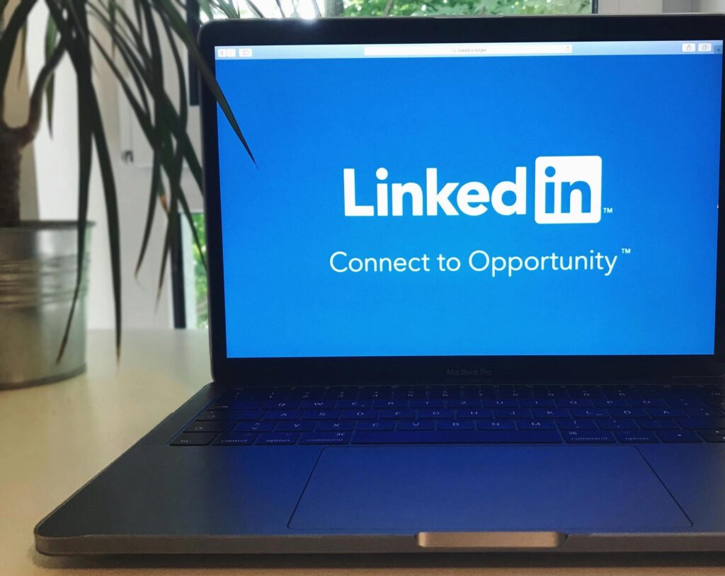 linkedin denunciada por entrenar modelos de IA con datos de usarios