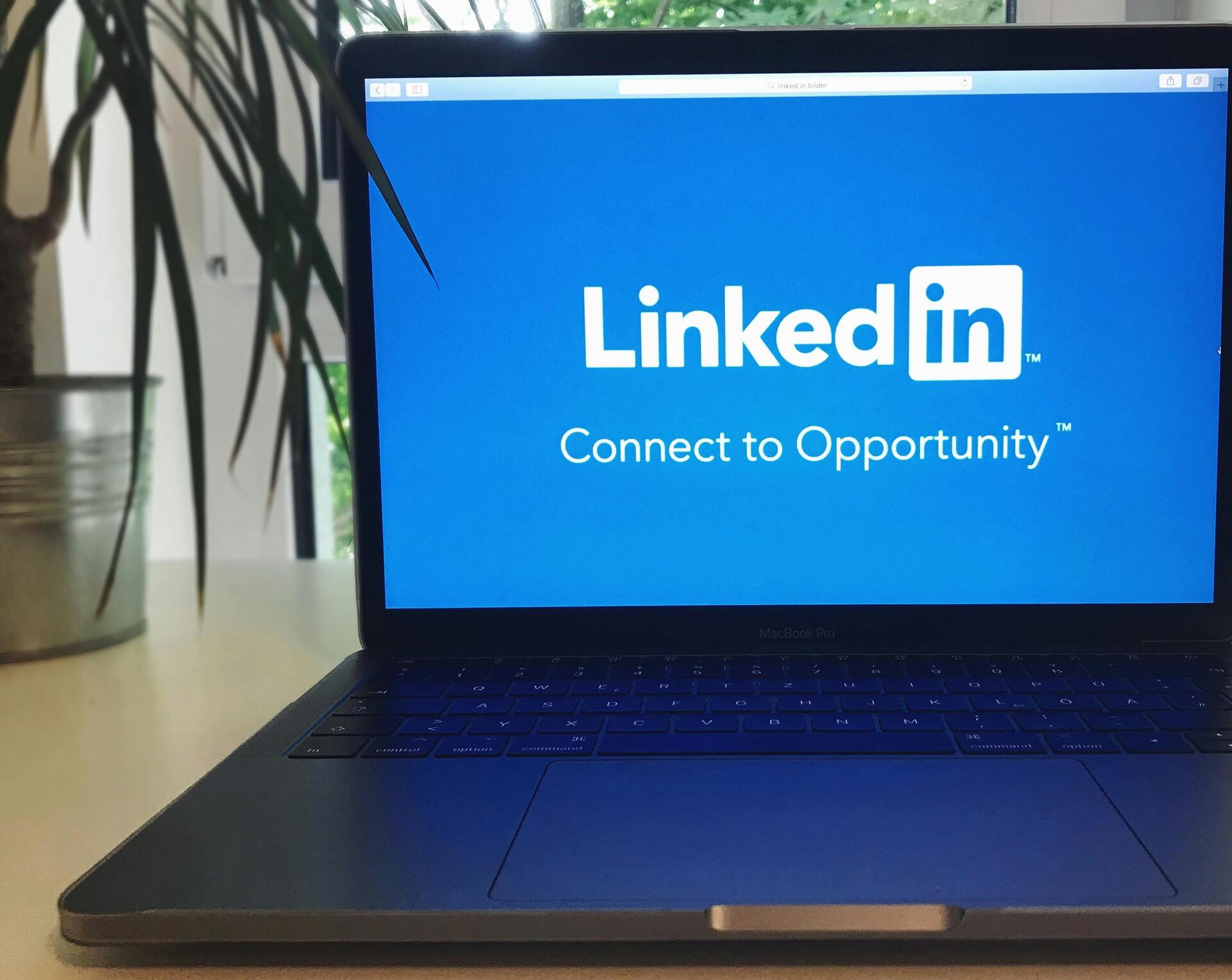 linkedin denunciada por entrenar modelos de IA con datos de usarios