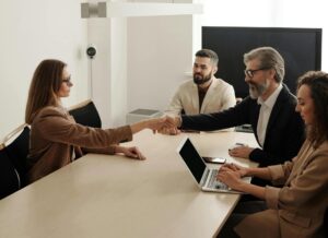 Representación de un equipo de trabajo alrededor de un plan o mapa, simbolizando el cumplimiento normativo (Compliance).