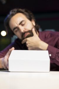 hombre recibiendo paquete