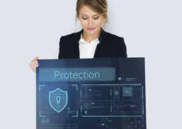 Mujer sujetando cartel de protección de datos