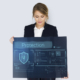 Mujer sujetando cartel de protección de datos
