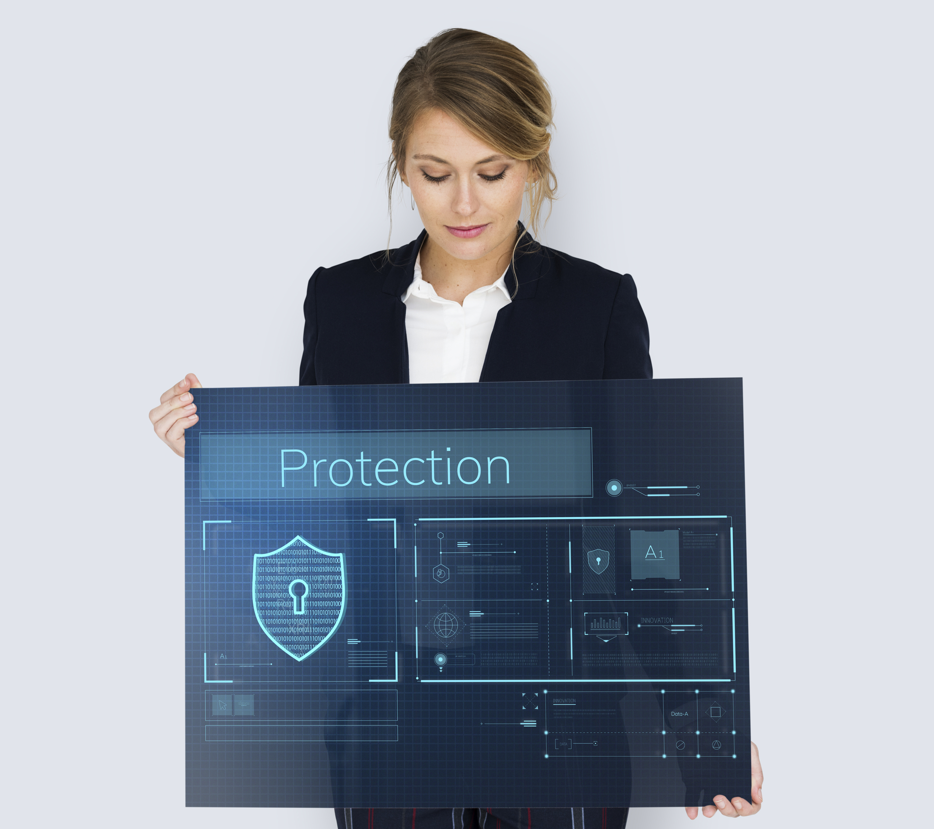 Mujer sujetando cartel de protección de datos