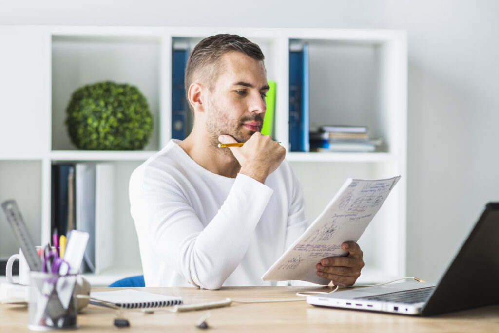 empresario con portátil día de la microempresa