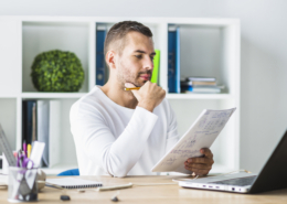 empresario con portátil día de la microempresa