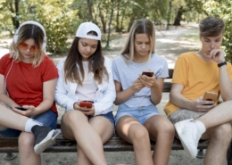 mensajes menores consecuencias para los padres. Jóvenes escribiendo en las redes sociales