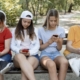 mensajes menores consecuencias para los padres. Jóvenes escribiendo en las redes sociales