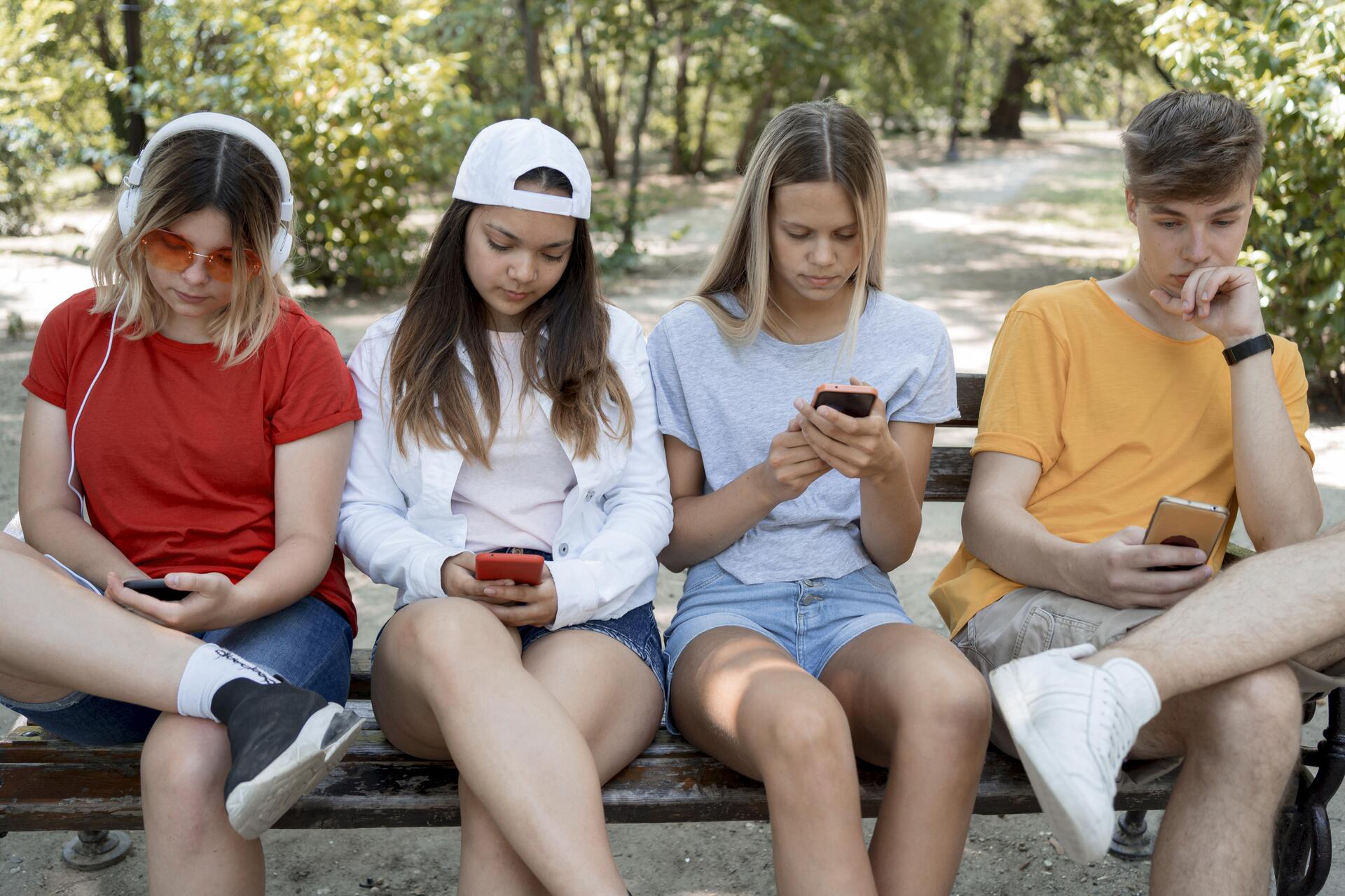 mensajes menores consecuencias para los padres. Jóvenes escribiendo en las redes sociales