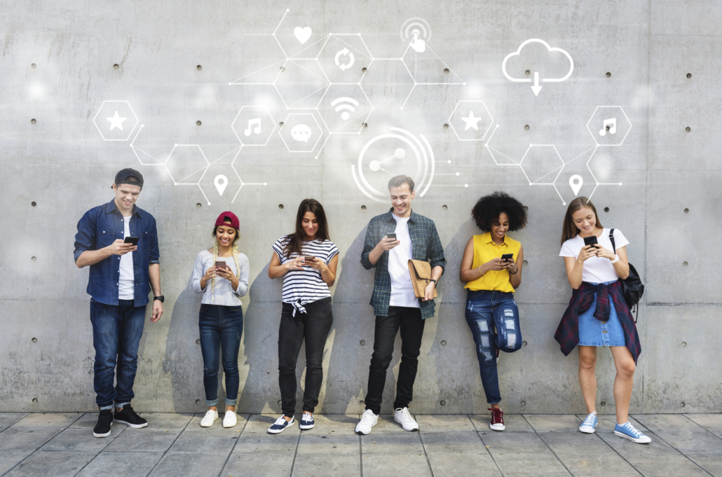 Personas utilizando sus smartphones wifi