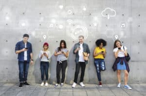 Personas utilizando sus smartphones wifi