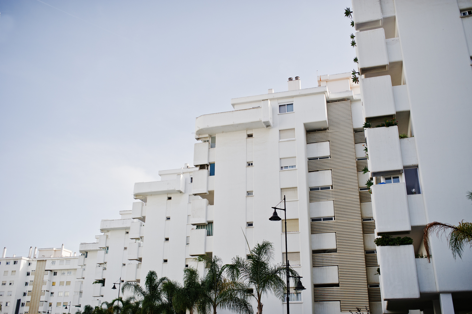 Streets with architecture of the resort town buildings and tropi comunidad de propietarios fuga de información